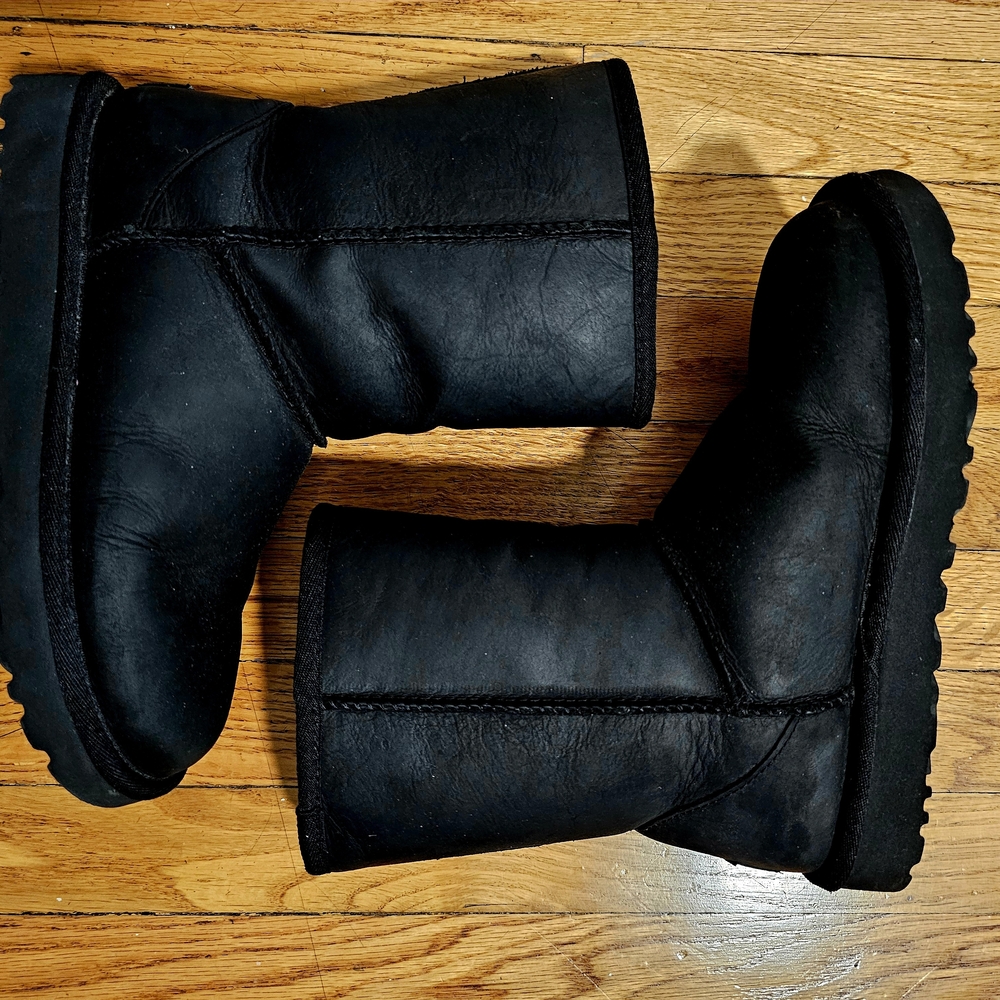 UGG Classic II in Black. Sheepskin Interior.